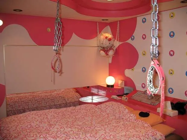 Большинство заведений ограничиваются розовыми кроватями, но иногда встречаются варианты покруче.