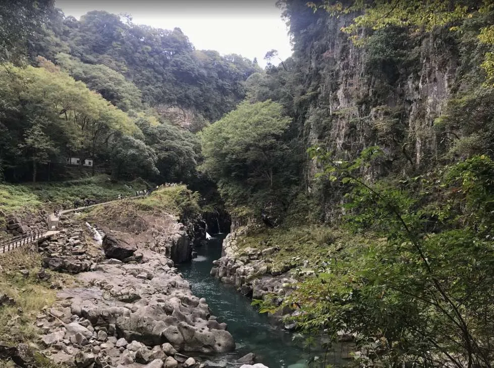 Ущелье Такатихо на острове Кюсю. Совершенно невероятное место, а по водичке внизу можно прокатиться на лодочке прямо под водопадами.